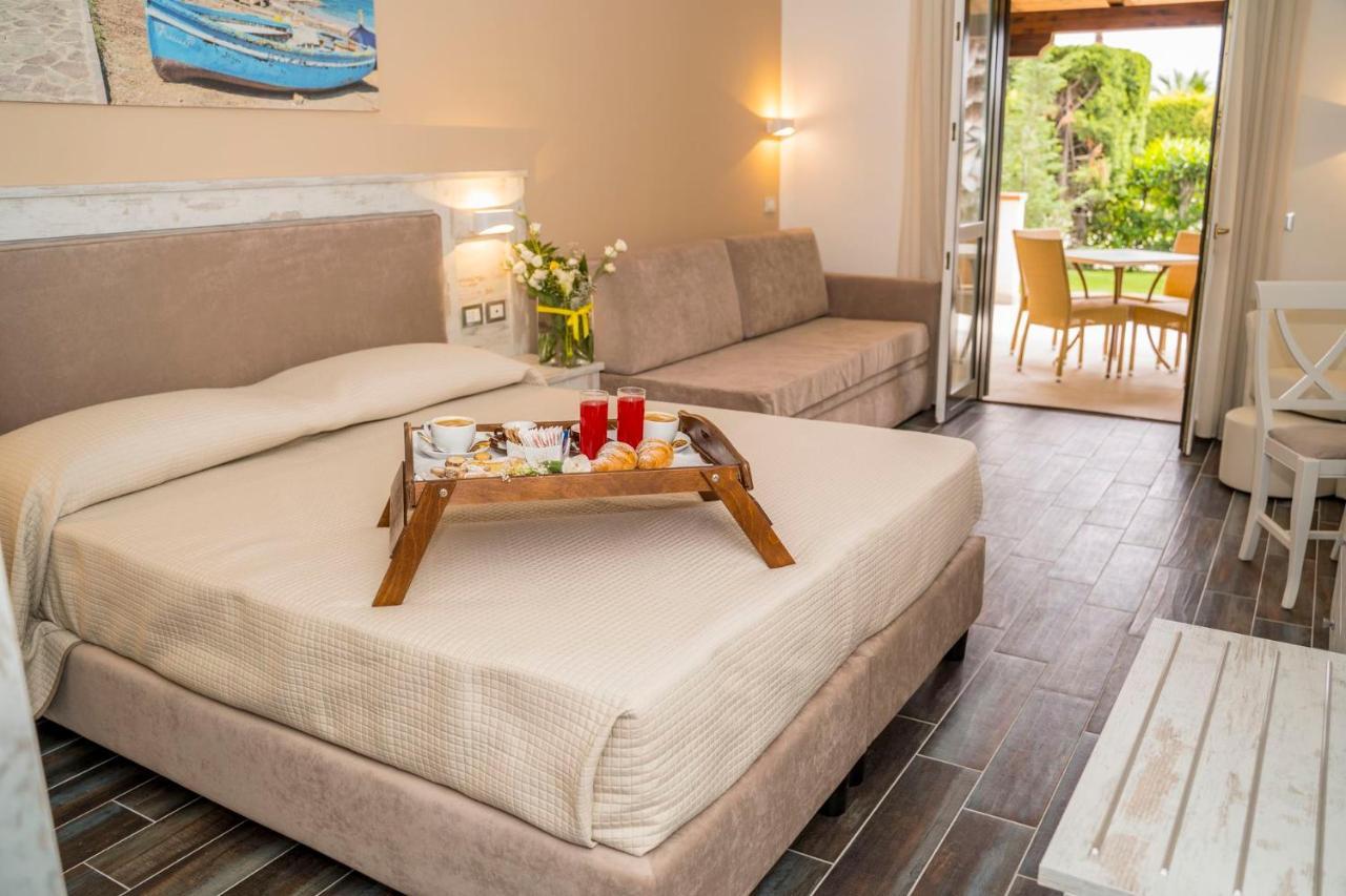 Dolcestate Hotel -Club カンポフェリーチェ・ディ・ロッチェッラ エクステリア 写真