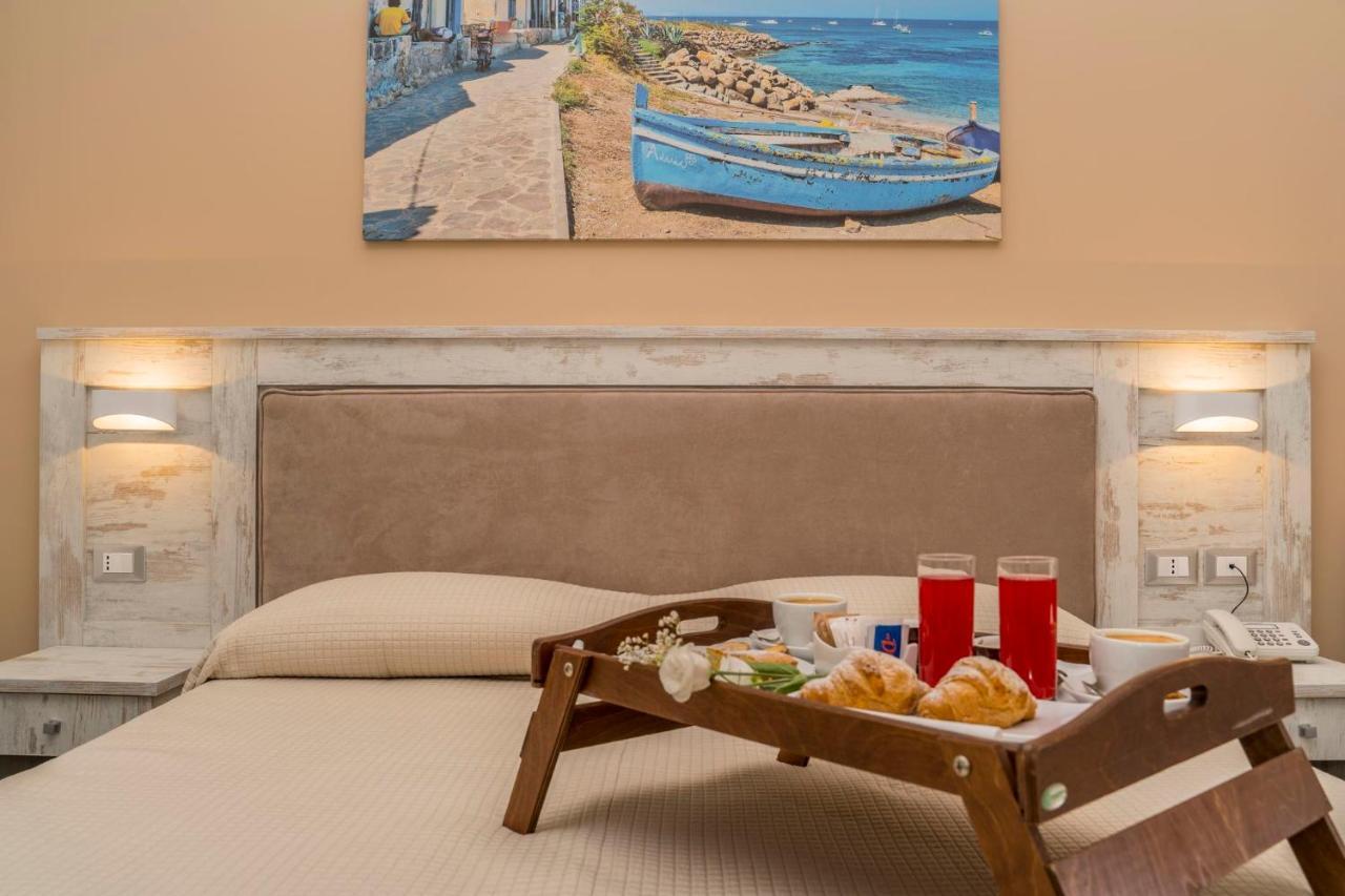Dolcestate Hotel -Club カンポフェリーチェ・ディ・ロッチェッラ エクステリア 写真